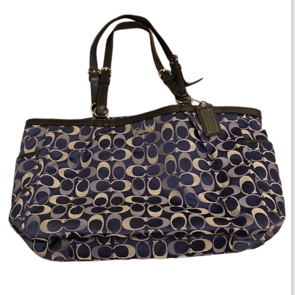 COACH vintage shoulder bag in very good condition.